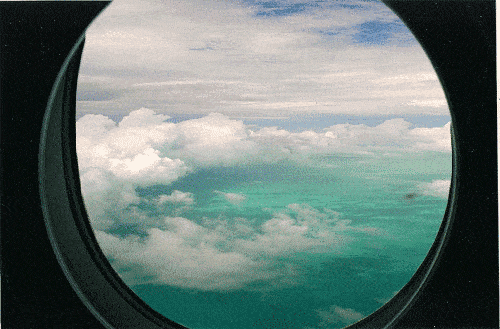 Ventanilla de avión con vistas al océano