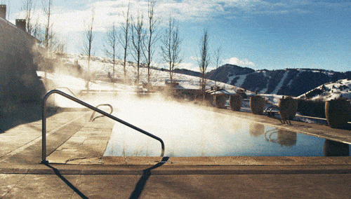 Vapor saliendo de una piscina en un entorno nevado